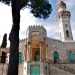 Facendo il giro ci si ritrova invece davanti alla parte frontale che toglie il fiato per la sua bellezza. Qui si capisce il perch del suo soprannome: lalta torre che sovrasta la costruzione ricorda infatti quelle strutture da cui i muezzn, i sacerdoti islamici, modulano le loro preghiere